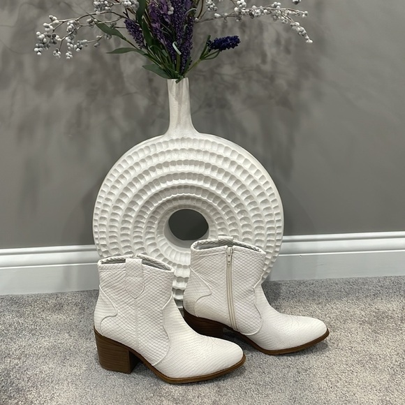 Dirty Laundry Unite white snake skin western booties. Size 7.5. Great condition - Picture 2 of 7